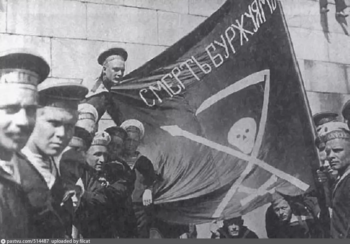 На этой известной фотографии изображены те самые матросы.