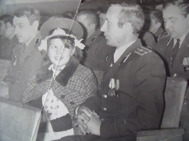 23 февраля . Тогда еще День Советской армии и флота . После торжественного построения концерт в офицерском клубе в Корнево БалтВО  . Артисты - наши дети и женщины . Играет наша дочь на пианино Бетховена " К Элизе " . Отец горд !