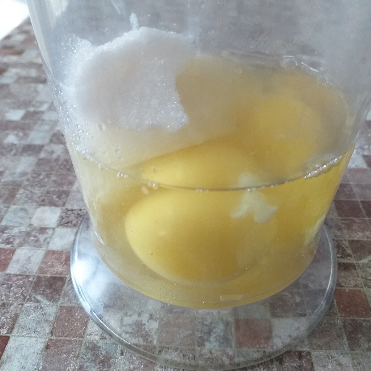 Взбиваем яйца с сахаром