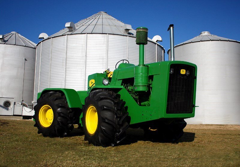 John Deere 8010 (1959-1961гг.) 10-тонный дизельный трактор Goliath с мотором мощностью 215 л.с. Фото с сайта latifundist.com.
