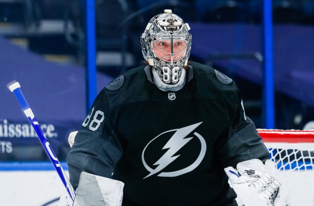 Андрей Василевский и Михаил Сергачев помогли «Тампе» одержать убедительную победу над «Далласом» (5:0) в знаковом матче НХЛ. 
