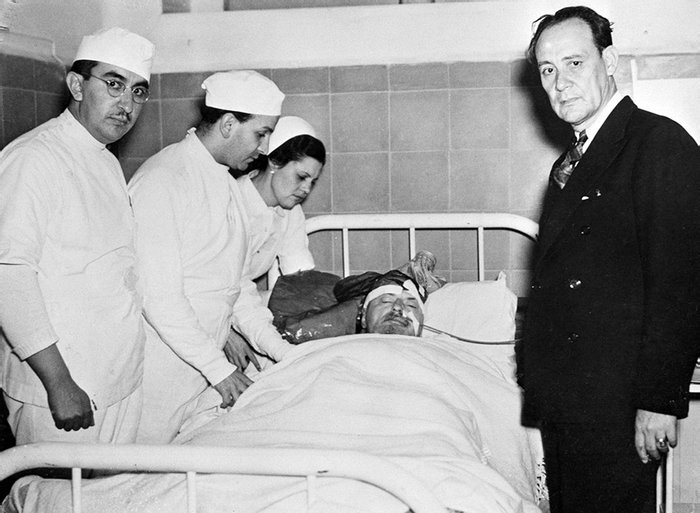 Лев Троцкий на следующий день после покушения. Госпиталь в Мехико Сити, 21 августа, 1940г