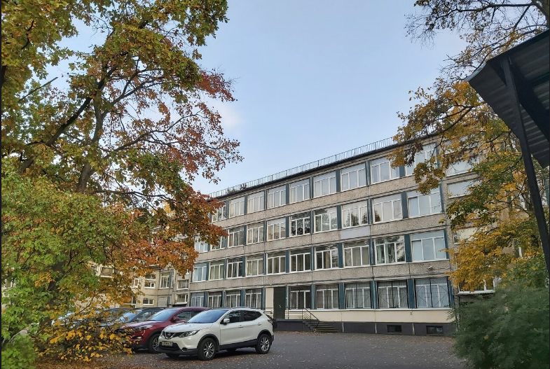 Даже в наше время у школы до сих пор стоят не самые простые машины, хотя конечно статус ее уже не такой
