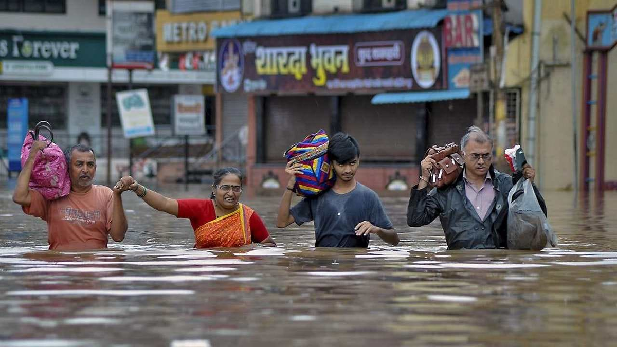 Шел потоп. Погода в Мумбаи. Sangli sosters.