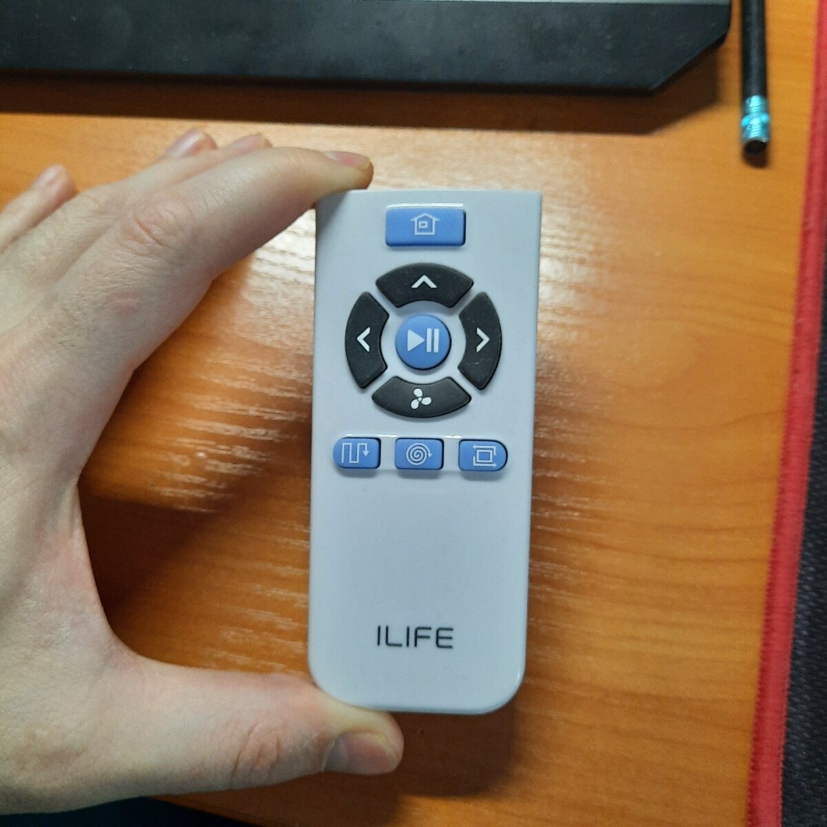 Пульт простой, все что необходимо на нем есть, расширенные функции доступны на самом пылесосе.