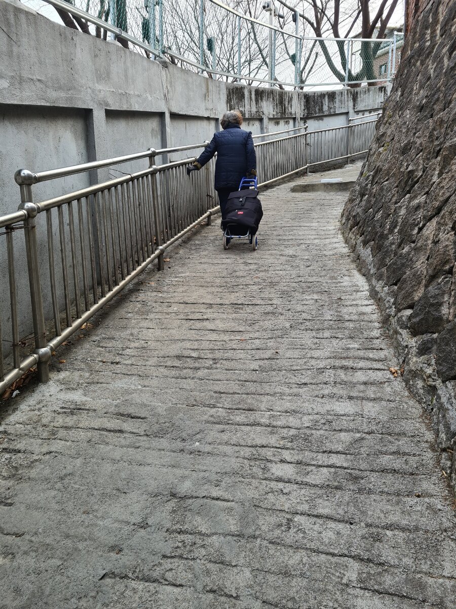 Общественный транспорт сюда не ездит. 