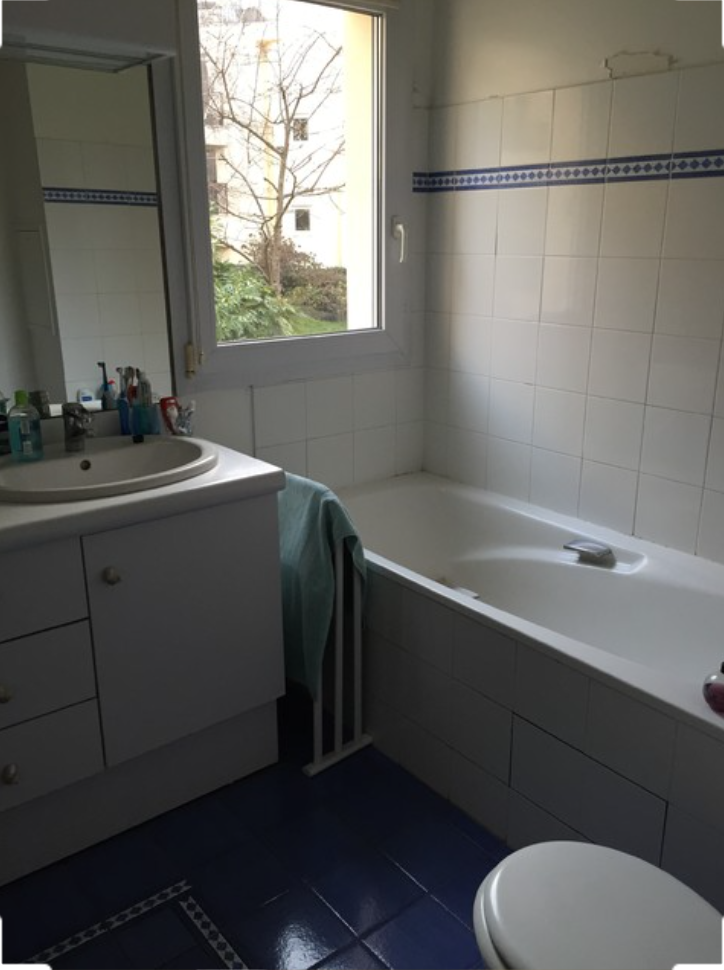 Фото до реконструкции. Таким был санузен в престижном округе Парижа. 