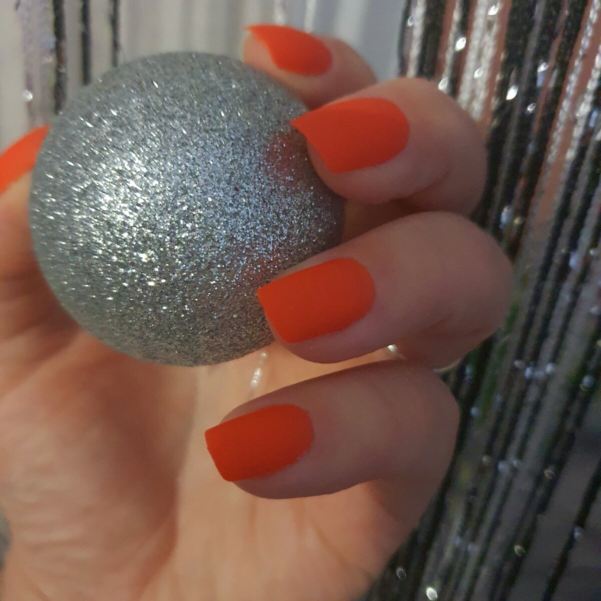 Опять наклеила ногти, свои сделать не могу, не растут и сидеть тяжело. Выручают накладные для создания ухоженных рук в моих поездках по больницам и врачам.