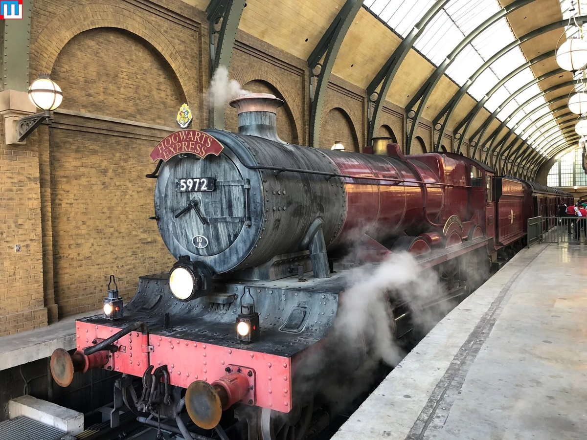 гарри поттер хогвартс экспресс. паровоз хогвартс экспресс. станция хогвартса. гарри в хогвартс экспрессе. платформа 9 и 3/4 гарри поттер поезд.