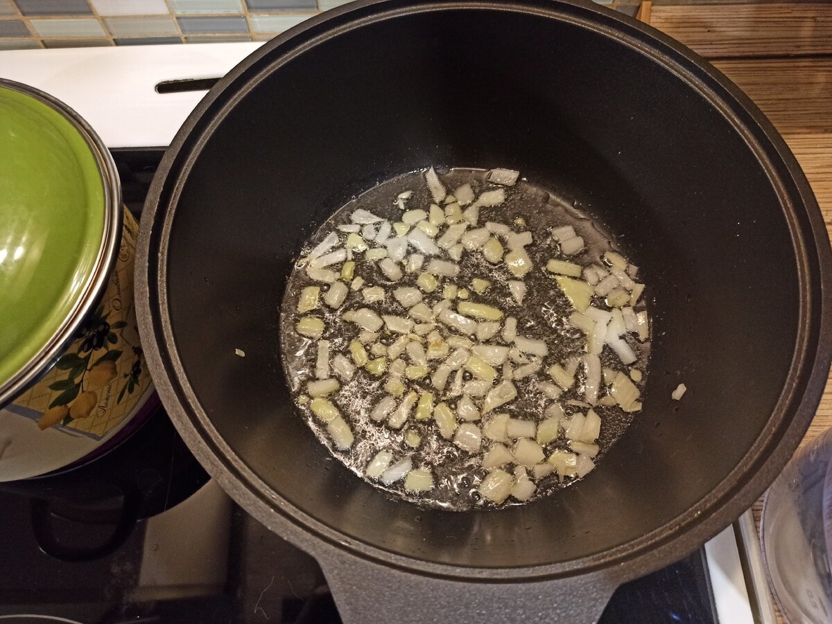 Обжариваю лук