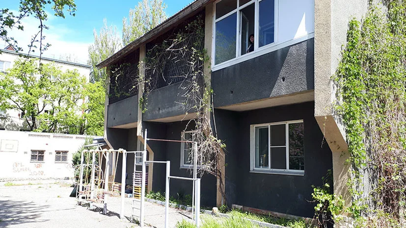 Двухэтажный дом, который построили в 1996 году для семьи Коргановых