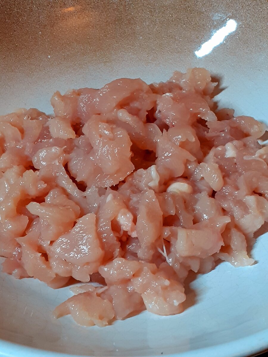Куриное филе режу, как можно мельче