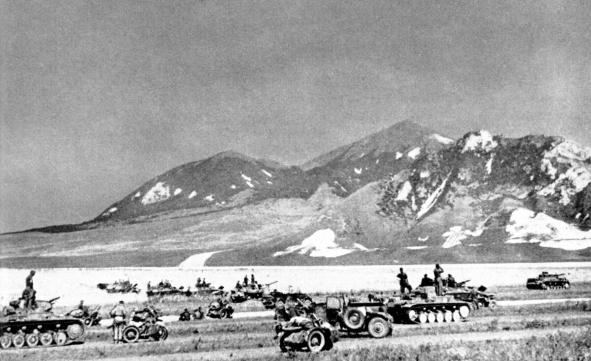 Военная техника на фоне Бештау