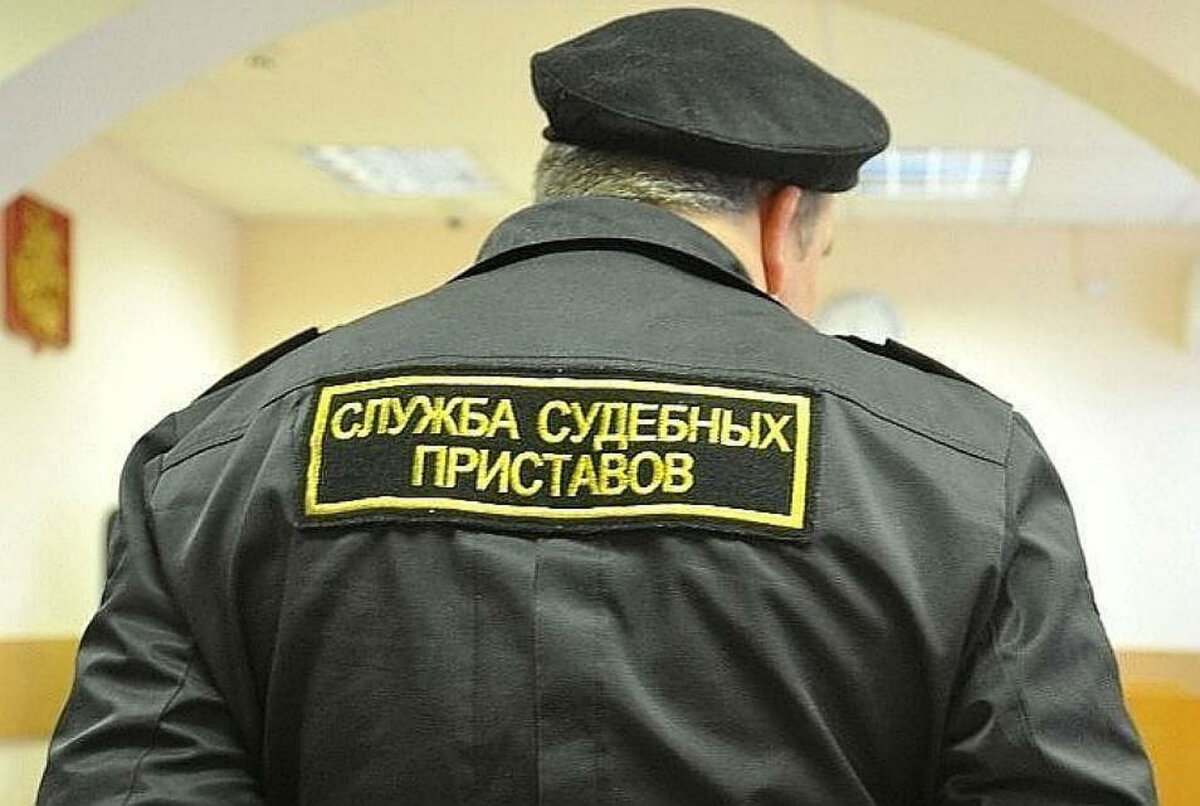 Примерно такие дяденьки стоят на лестнице. Проверяют сумки. Фото Яндекс.