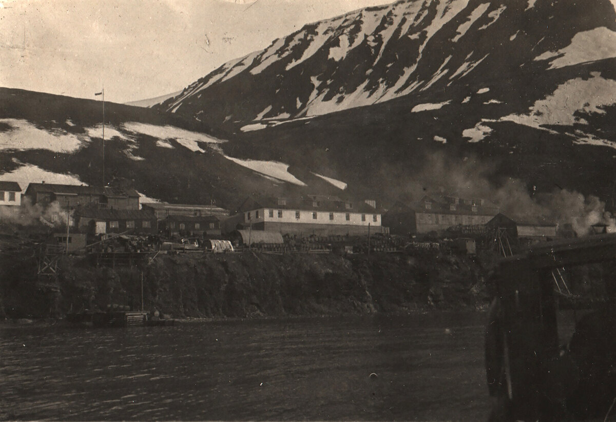 Грумант-сити летом. Б.И. Снегирев 1931-1933