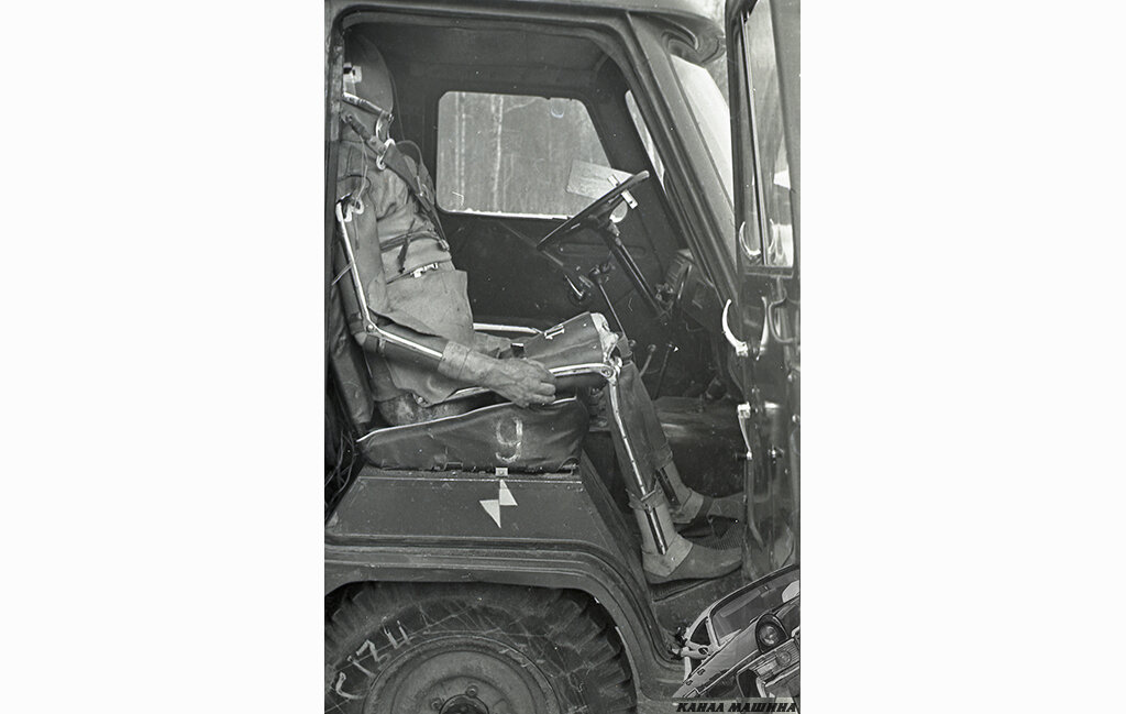 Манекен на пассажирском месте в «буханке», пристегнутый диагональным ремнем безопасности