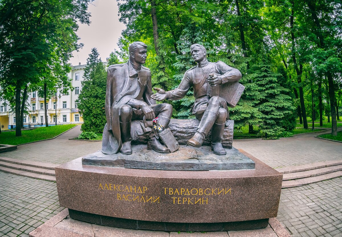 Памятник Твардовскому и Теркину в Смоленске