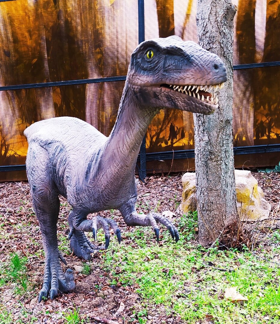 "Дружок" - милейший динозавр с большими когтями и множеством зубов.