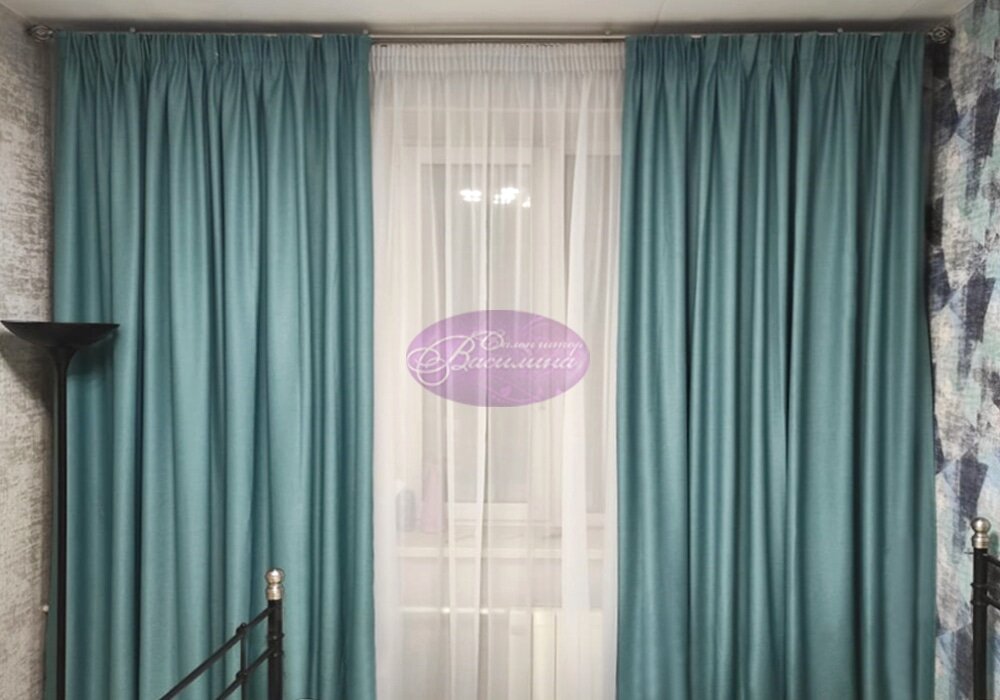 Бирюзовые шторы для спальни.