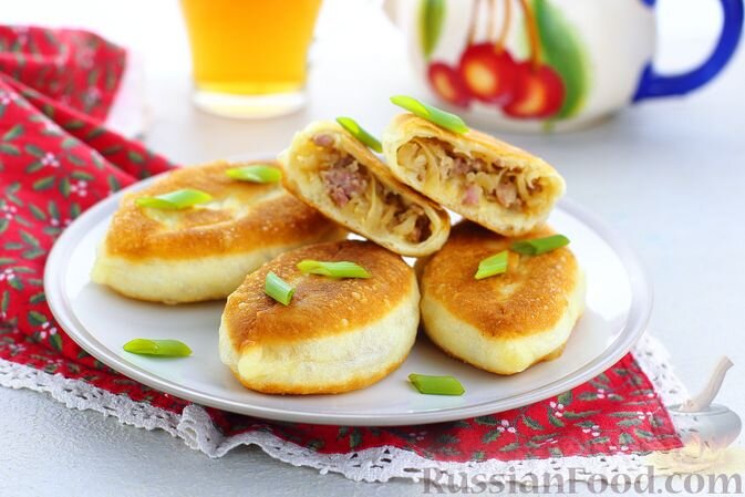 мука, дрожжи сухие, капуста белокочанная, фарш свиной, лук репчатый, масло растительное, сахар, соль, перец чёрный молотый