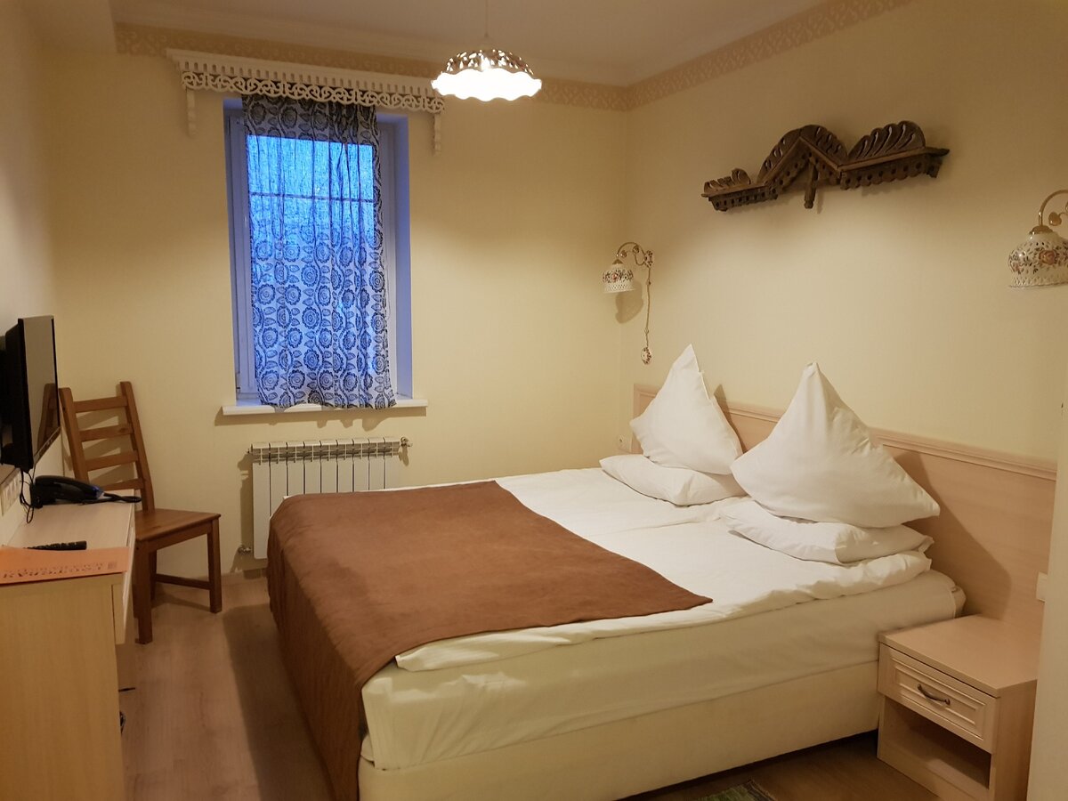 Внутри очень приятно. Создается впечатление домашнего уюта.