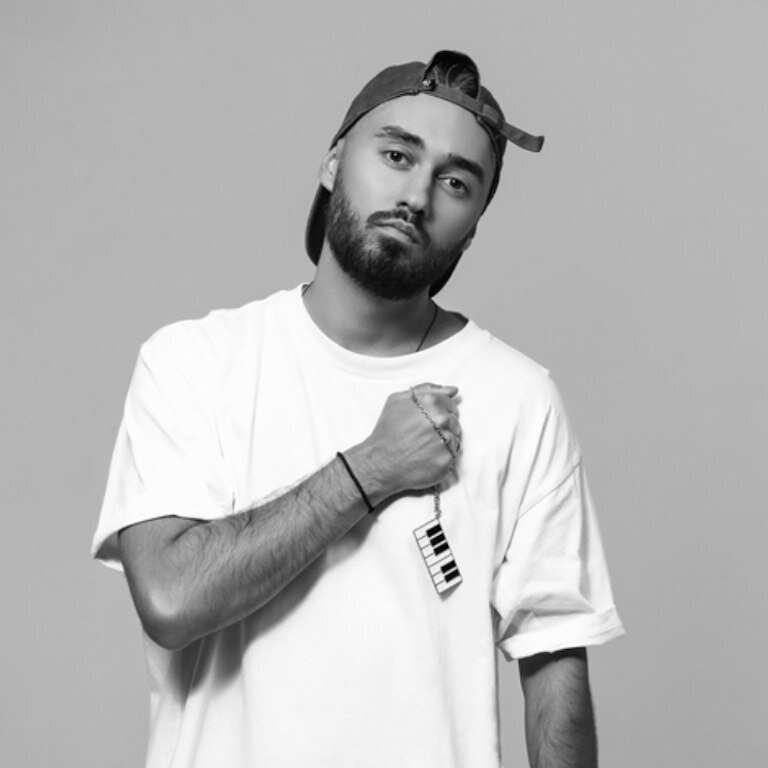 Мот (Матвей Мельников) — российский рэп-исполнитель, в 2013 году вошел в состав лейбла Black Star Inc. Он начинал как неизвестный артист, а сейчас признан чуть ли не главным рэпером страны. Несмотря на брутальный образ, Мот не боится экспериментировать, записывая хиты со «старичками» российской сцены.