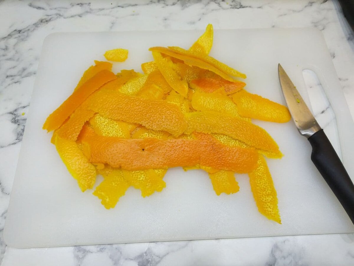 снять цедру с апельсинов