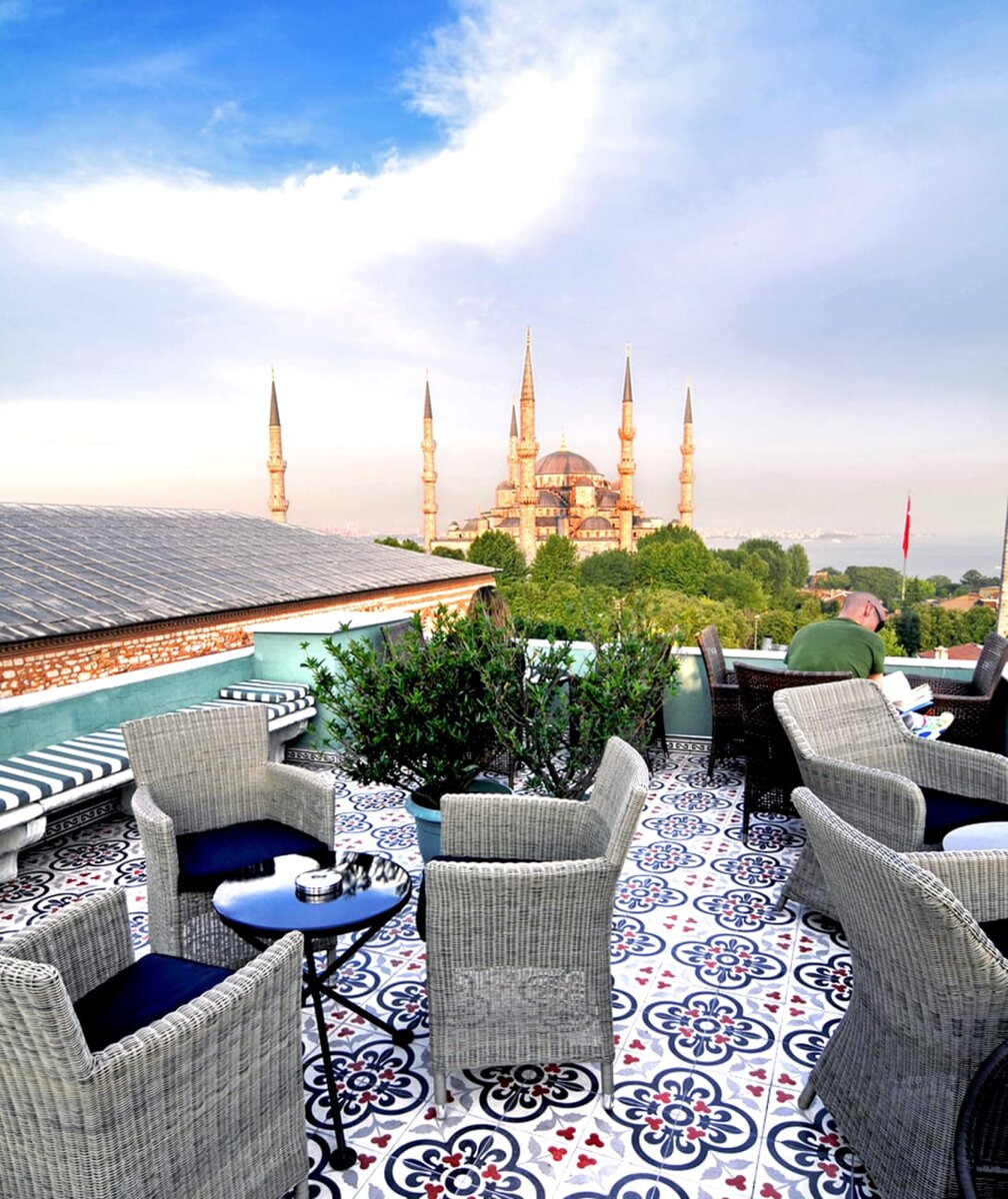 Террасы стамбула. Ресторан Hagia Sophia Terrace Стамбул. Терраса Rooftop Стамбул. Стамбул ресторан на крыше. Чайки в Стамбуле на крыше ресторан.