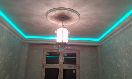Как сделать подсветку потолка под плинтусом светодиодной лентой