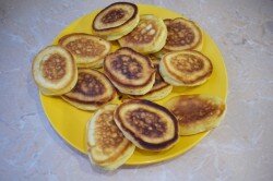 ПОШАГОВОЕ ПРИГОТОВЛЕНИЕ

ШАГ 1:
Как сделать оладьи на кефире без дрожжей? Подготовьте продукты. Нагрейте кефир до теплого состояния и добавьте в него соду. Перемешайте и оставьте постоять на 3-5 минут. За это время сода вступит в реакцию с кефиром. Благодаря этому готовые оладьи и будут пышные.
ШАГ 2:
В отдельной чаше соедините яйцо с сахаром.
ШАГ 3:
Затем добавьте растительное масло и щепотку ванилина. Влейте кефир с содой и насыпьте муку, просеянную через сито. Муку всегда необходимо просеивать. При этом она насыщается кислородом и готовые изделия получаются более воздушные.
ШАГ 4:
Тесто хорошо перемешайте до однородности, чтобы не было комочков муки. Для этого можно воспользоваться миксером. Муки вам при этом потребуется больше или меньше, чем указано в составе. Поэтому ориентируйтесь по консистенции теста. Готовое, оно должно получиться достаточно густое.
ШАГ 5:
На горячую сковороду налейте немного растительного масла и выкладывайте ложкой тесто, чтобы получались оладьи. Обжаривайте их 1-2 минуты на небольшом огне.
ШАГ 6:
Затем переверните с помощью лопатки и обжарьте так же с другой стороны. Большой огонь не делайте. Оладьи должны успеть пропечься внутри и не подгореть снаружи.
ШАГ 7:
Готовые оладьи снимайте с горячей сковороды на подготовленную тарелку. Чтобы убрать из них излишки масла, можете выложить их на бумажные полотенца. Вкусные, пышные оладьи к чаю готовы. Приятного аппетита!