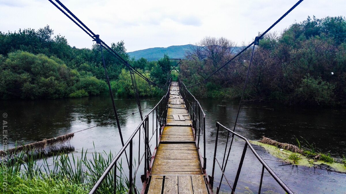 Подвесной мост через реку Миасс в посёлке Тургояк