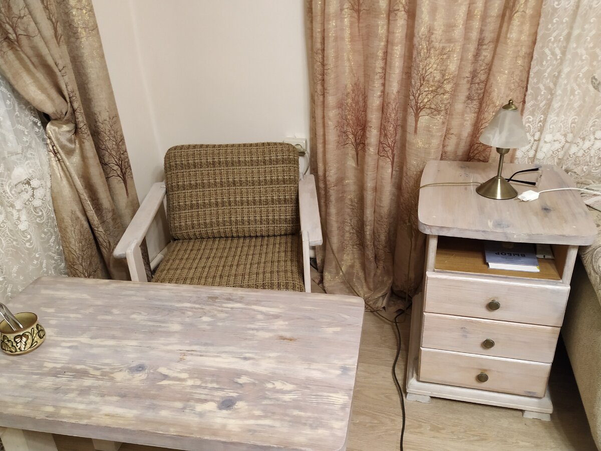 Стол и тумбочка сделана его руками, кресло отреставрировал тоже муж