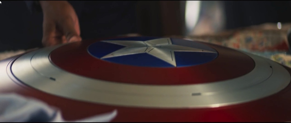 Сэм явно ещё не готов принять на себя такую ношу (фото из 1 эпизода сериала "Сокол и Зимний Солдат") 