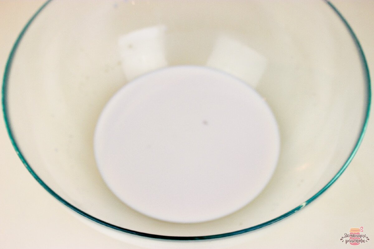  Приготовить тесто. В миску налить теплого молока, теплой воды, добавить сахар, дрожжи (если не уверены в дрожжах оставьте минут на 15, если жидкость покрылась пузырьками, значит дрожжи хорошие), перемешиваем. 