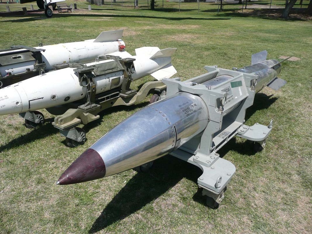 Авиабомба B61. Источник фото: https://www.discred.ru/news/v_ssha_zajavljajut_chto_o_perebroske_novykh_atomnykh_bomb_v_frg_v_ehtom_godu_rechi_net/2015-09-24-15797