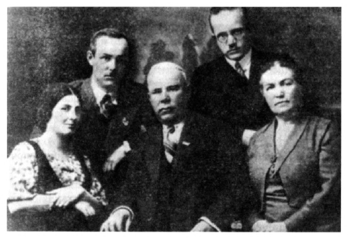 Василий Николаевич и Нонна Ивановна Ларины, их старший сын Василий Васильевич с женой Ниной Дмитриевной (слева) и младший — Борис Васильевич. Пермь. Начало 1930-х годов