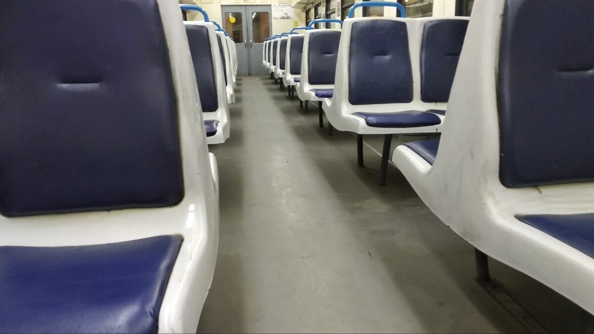 Пригородные электрички так же пугали непривычно пустыми вагонами...