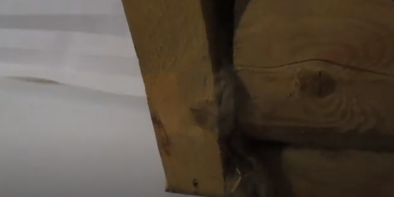 Вот этот торчащий утеплитель утрамбовываем максимально.