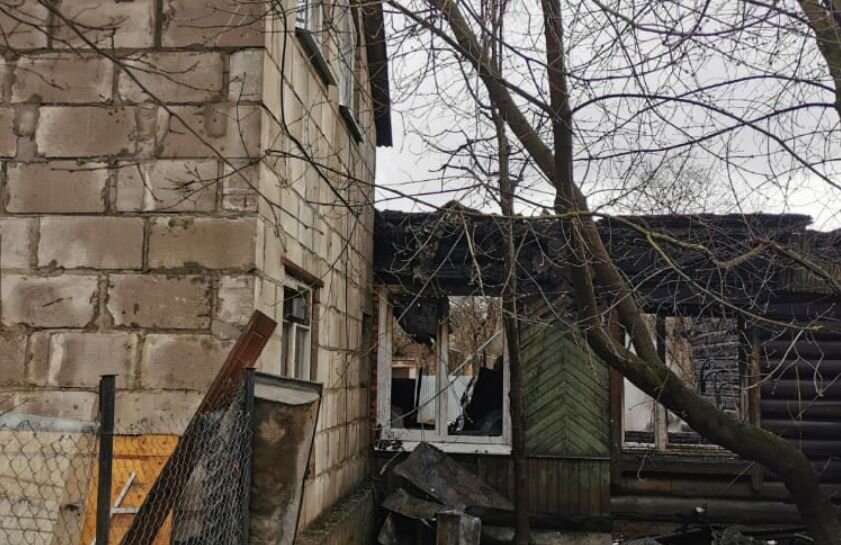 После. За окнами вся старая сгоревшая часть. Три хозяина.