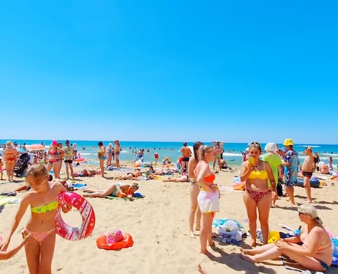 пляж в курортном поселке Витязево.