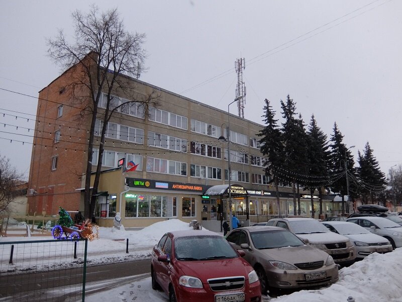 Разбавляет ретростиль уютной улицы советская коробка гостиницы "Звенигород"