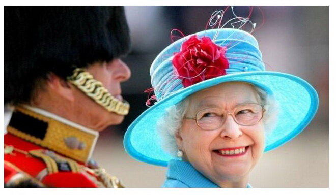 одна из моих любимых фотографий, как Елизавета смотрит на своего Филиппа! Кадр с парада в честь Дня Рождения ее Величества