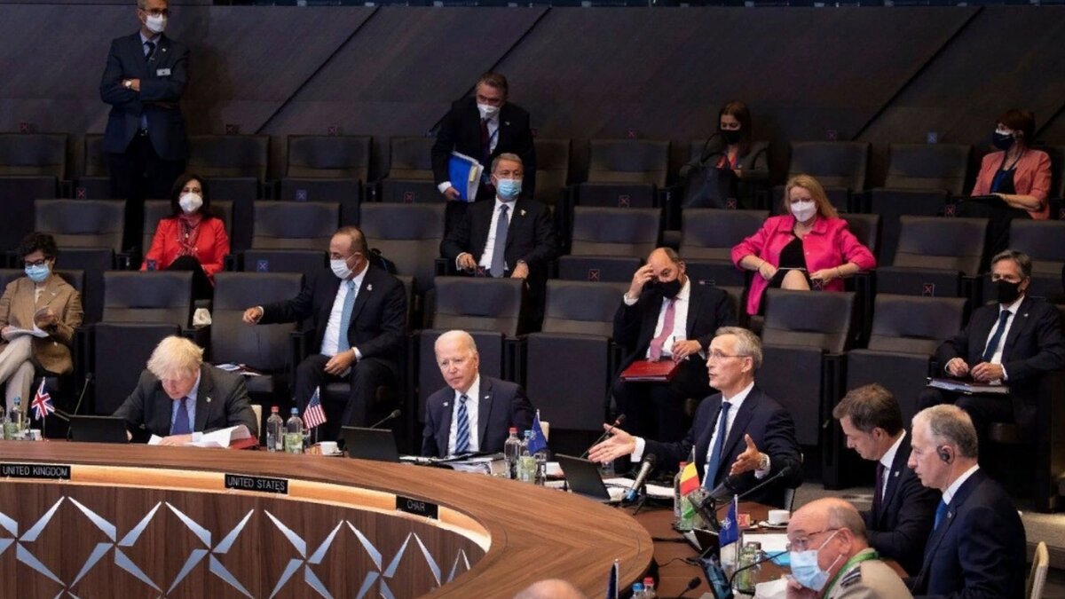 И хотя президент Владимир Путин назвал все эти обвинения фарсом, для натовцев это послужило основанием для признания России в качестве источника постоянных угроз. 