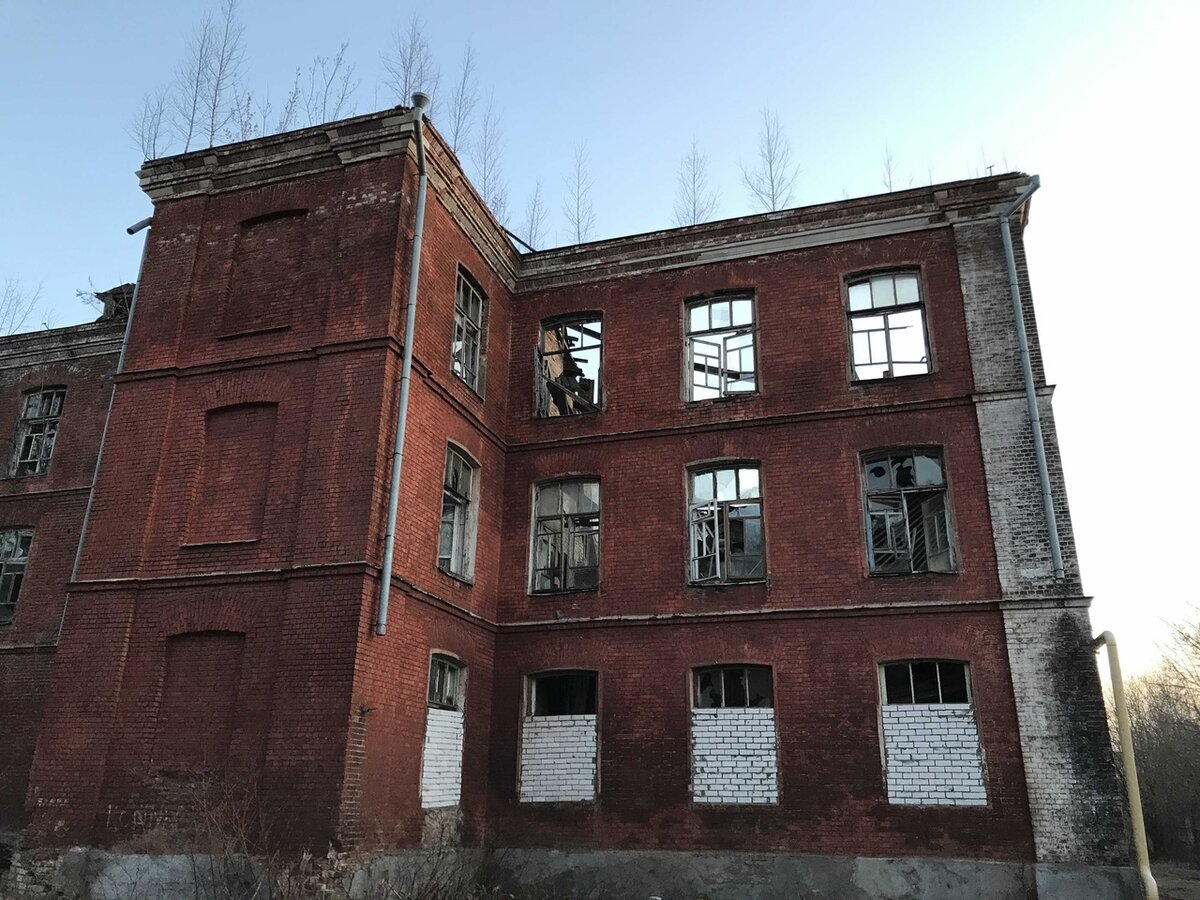 Заброшенные корпуса фабрики. Фото автора