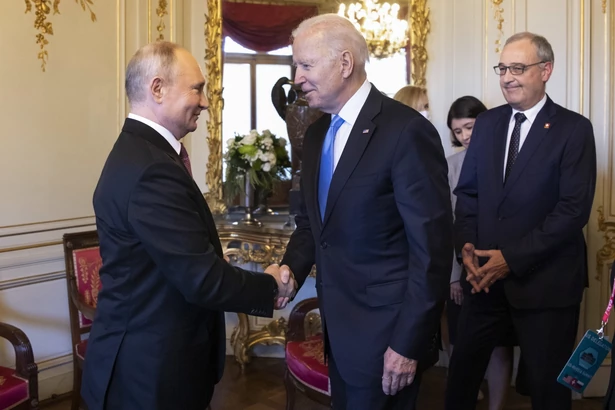 Приветствие Джо Байдена и Владимира Путина / PAP / EPA / ПИТЕР КЛАУНЦЕР 