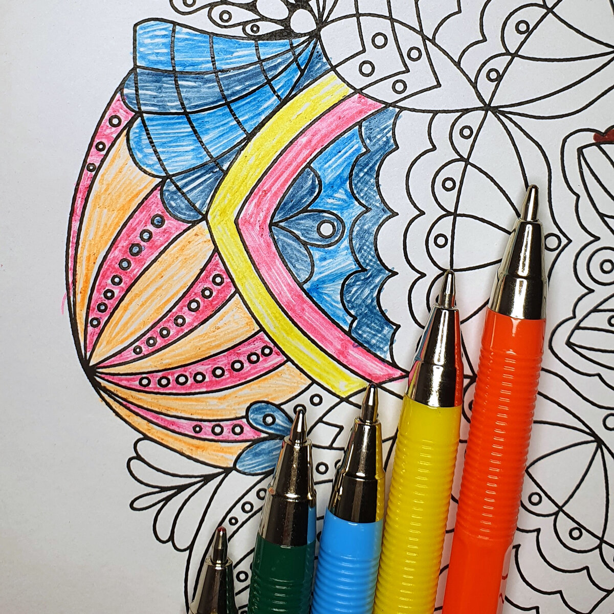 Шариковые ручки. Не яркие, но дают интересную текстуру при раскрашивании в разных направлениях