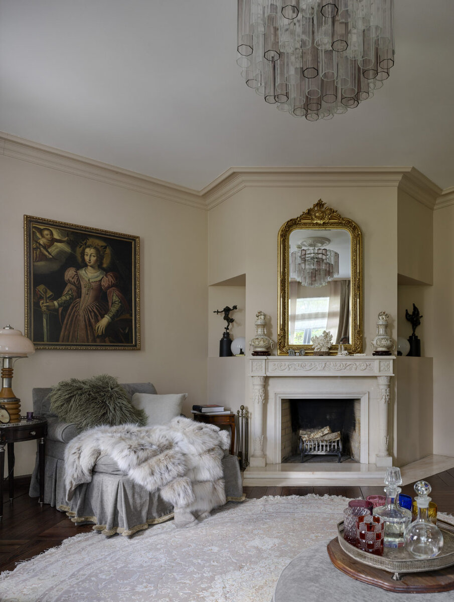 Фрагмент гостиной. Ковер, MarkPatlisStudio; в кресле плед “Меха Екатерина” — компании, которой руководит хозяйка дома Екатерина Акхузина.