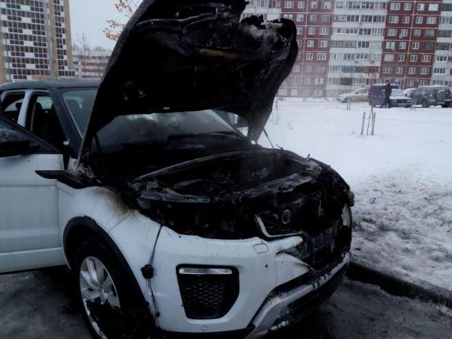 Капот пошел дым. Горящий белый автомобиль. БМВ х3 белый сгоревший