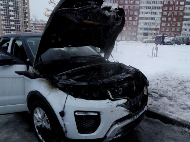 Горящий белый автомобиль. БМВ х3 белый сгоревший.