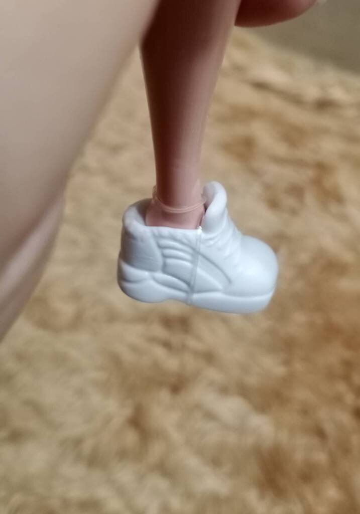 Резинка на ноги с обувью намотана в несколько слоев